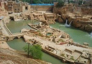خطر در کمین دیواره سازه های آبی شوشتر