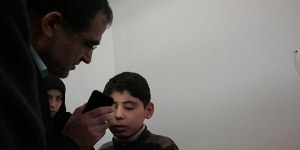 معاینه چشم پسربچه بیمار توسط وزیر بهداشت در تبریز