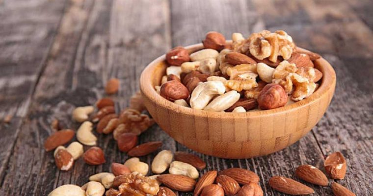آجیل بدون نمک یا کم نمک مصرف کنید