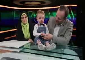 رکوعی گوينده خبر به همراه همسر و فرزندش در استوديو خبر ۲۰:۳۰ + فیلم
