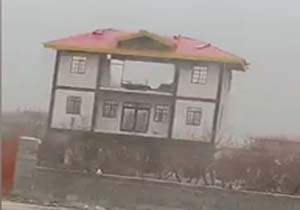 لحظه ترسناک کنده شدن سقف خانه در اثر طوفان + فیلم