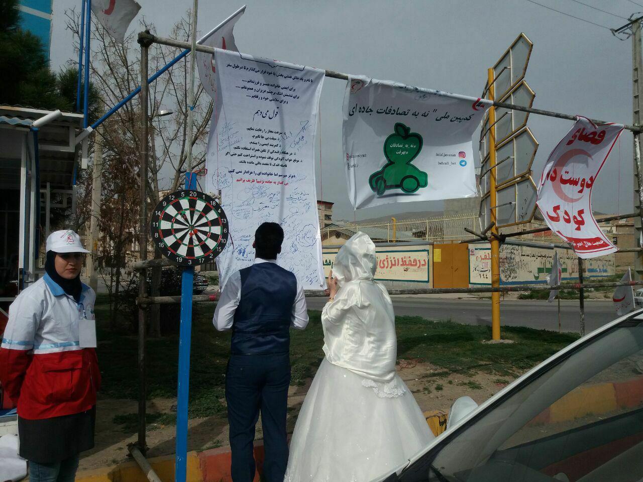 عروس و داماد نهاوندی به کمپین نه به تصادفات جاده‌ای پیوستند