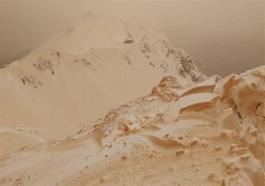 بارش برف با رنگی عجیب! + فیلم