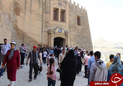 بازدید گردشگران نوروزی از قلعه فلک الافلاک به روایت تصویر