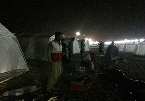 محله چادران کنارک در آتش سوخت / اسکان ۱۸ خانوار دچار حریق