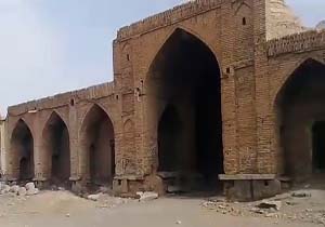 تخریب کاروانسرای تاریخی در روستای در + فیلم