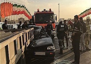 برخورد پراید با کامیون در اتوبان کاشان _ قم
