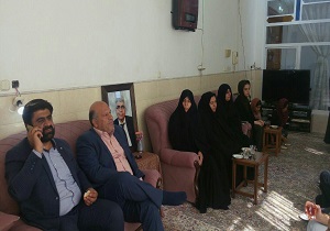 دیدار فرماندار و جمعی از هنرمندان شهرستان اردکان با خانواده مرحوم فولادی
