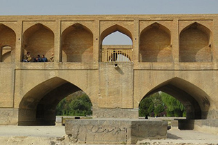 سقوط پسربچه‌ای ۳.۵ ساله از  سی و سه پل