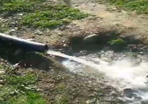 هدررفت آب شرب در روستای بالا محله + فیلم