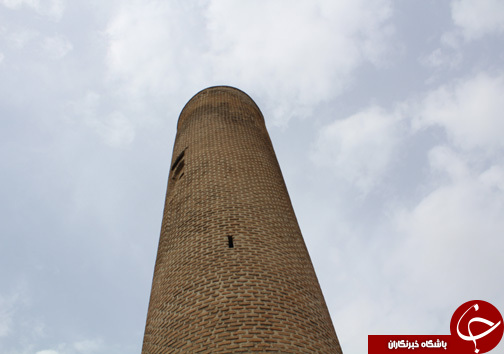 منار آجری بنای تاریخی در جنوب خرم&zwnj;آباد/ از این بنا برای هدایت کاروان&zwnj;ها که به سمت شهر استفاده شده + تصـاویر