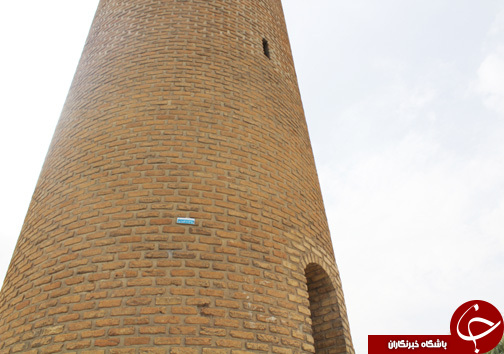 منار آجری بنای تاریخی در جنوب خرم&zwnj;آباد/ از این بنا برای هدایت کاروان&zwnj;ها که به سمت شهر استفاده شده + تصـاویر