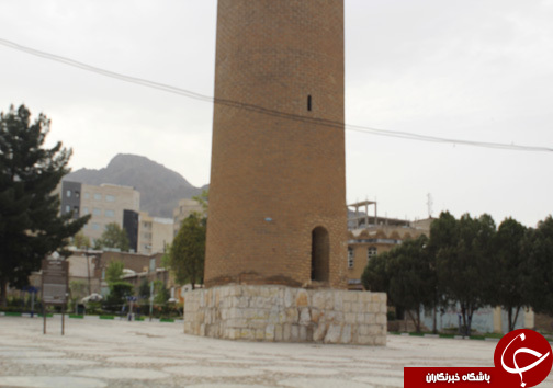 منار آجری بنای تاریخی در جنوب خرم&zwnj;آباد/ از این بنا برای هدایت کاروان&zwnj;ها که به سمت شهر استفاده شده + تصـاویر