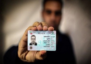 جشن صدسالگی ثبت احوال در منزل بانوی صدساله قمی /راه اندازی۷۲ ایستگاه ثابت و سیار ثبت نام کارت هوشمند ملی در قم