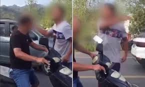 رفتار ناشایست دانش آموز گستاخ با معلم قدیمی! + فیلم//