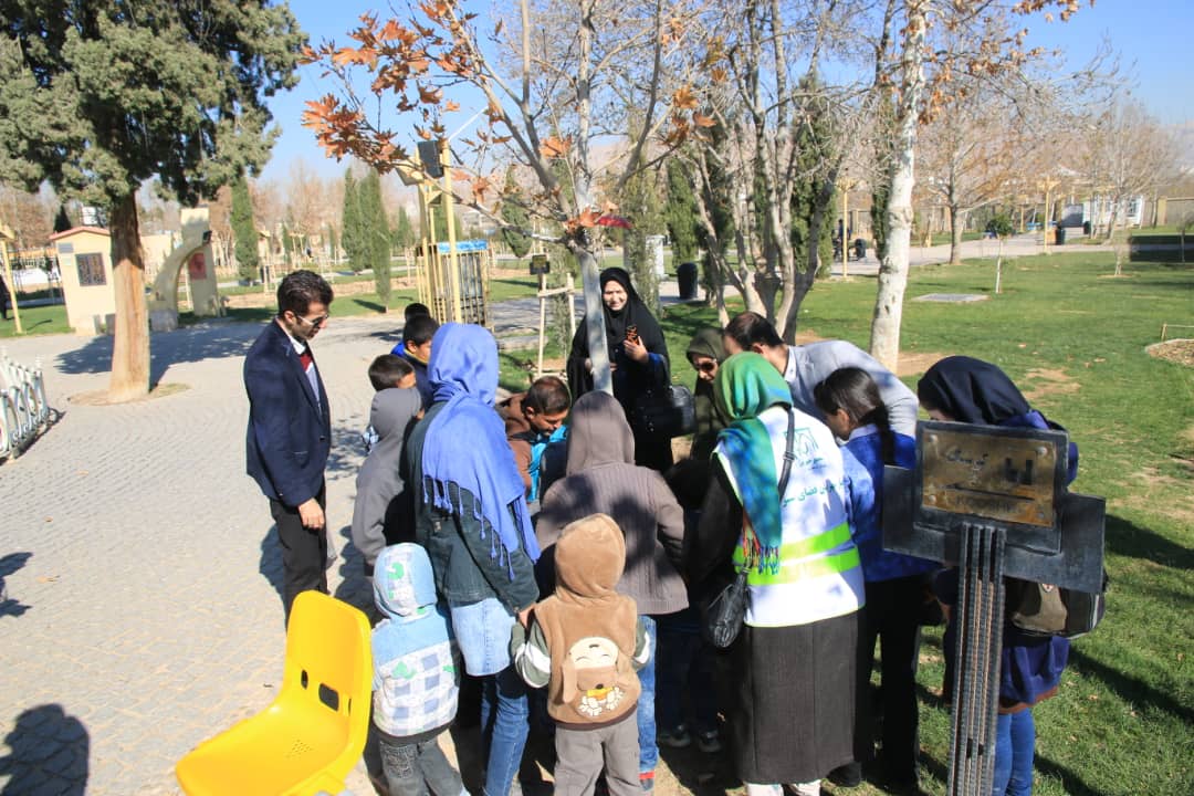 پلاک&zwnj;کوبی درختان با دستان کودکان بی&zwnj;سرپرست شیراز