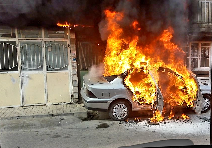 نجات ۳ نفر در پی آتش سوزی سمند در مشهد