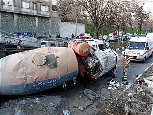 واژگونی بونکر حامل بتون در بزرگراه صدر/ علت حادثه در حال بررسی است