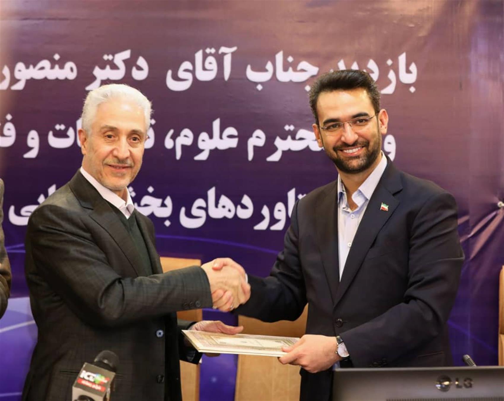 امضا تفاهم نامه همکاری در صنعت فضایی میان وزرای ارتباطات و علوم