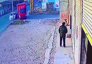 فرار به موقع عابر پیاده از برخورد کامیونت با او + فیلم