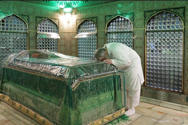 روضه منوره امام رضا (ع) غبارروبی شد