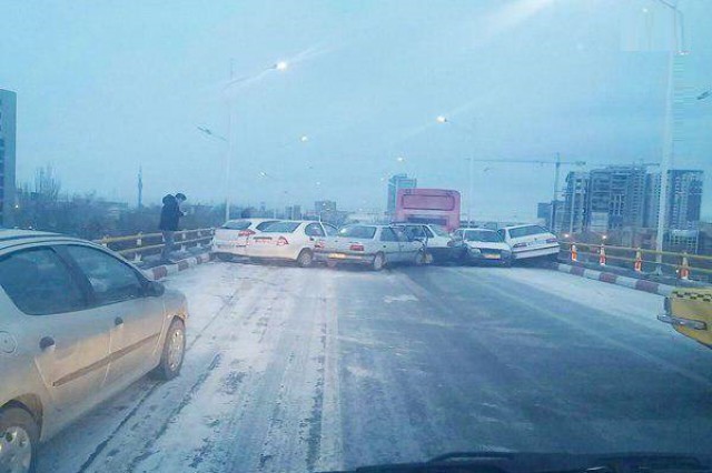 ۶ دستگاه خودروی سواری در شهر همدان به هم برخورد کردند