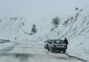 نجات جان بیش از ۸۰ نفر از مرگ حتمی در گردنه الماس + فیلم