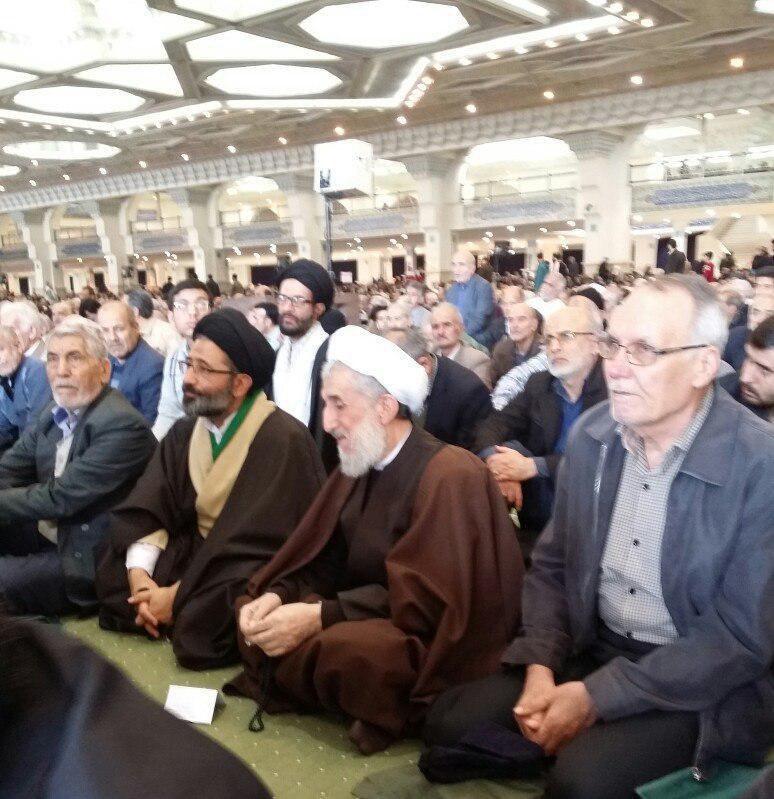 حضور بدون تکلف حاج علی اکبری در مصلی تهران/ آیت&zwnj;الله صدیقی؛ /برداشتن فاصله&zwnj;هایی که مردم و مسئولان را بهم نزدیک&zwnj;تر کرد