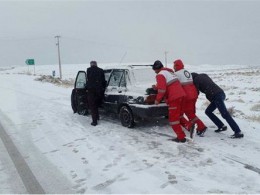 نجات ۱۲۰ نفر از برف و کولاک در سپیدان