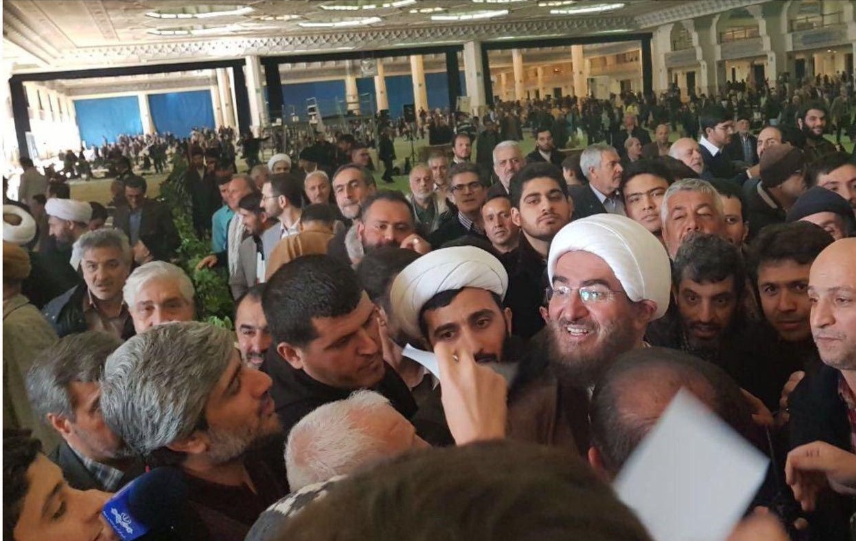 حضور غیرتشریفاتی حاج&zwnj;علی&zwnj;اکبری در مصلی تهران/برداشتن فاصله&zwnj;هایی که مردم و مسئولان را بهم نزدیک&zwnj;تر کرد/ آیت&zwnj;الله صدیقی؛ امام جمعه&zwnj;ای که در میان مردم نشست