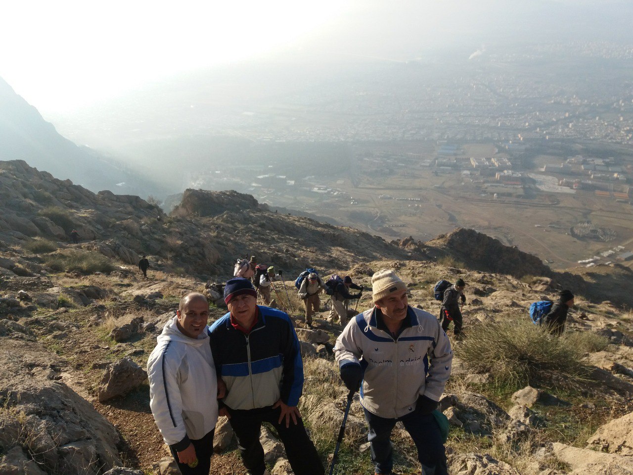 کوهپیمایی علاقه مندان به طبیعت در سکوت ارتفاعات زاگرس