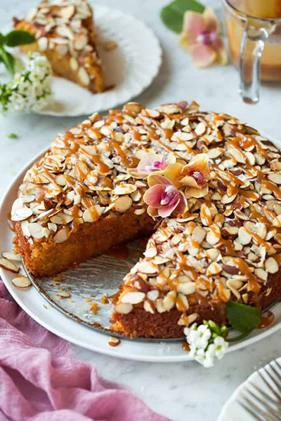 طرز تهیه کیک بادام با سس کارامل طرز تهیه کیک بادام با سس کارامل