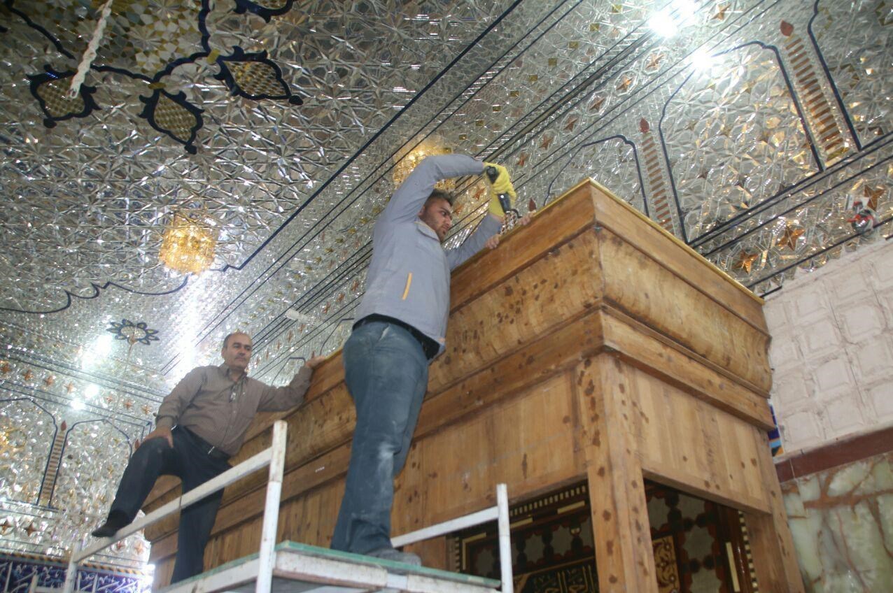 مراحل دیدنی از نصب چهار نیم ضریح خیمه گاه حسینی در کربلا+فیلم