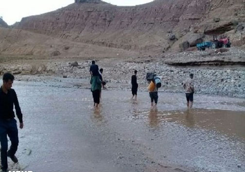 تلاش ۳۵ ساله برای احداث یک پُل/ وقتی اهالی به دل رودخانه می&zwnj;زنند