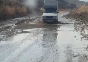 دشواری تردد از جاده ناهموار در روستای بوربور + فیلم