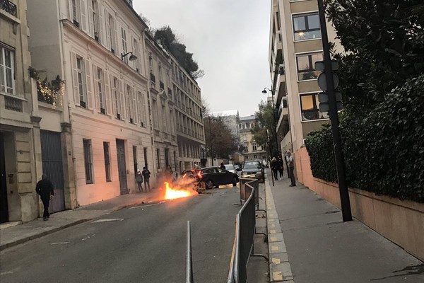 درخواست کمک سفیر سوئد در فرانسه از همسایه&zwnj;ها برای خاموش کردن آتش بیرون سفارت