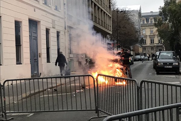 درخواست کمک سفیر سوئد در فرانسه از همسایه&zwnj;ها برای خاموش کردن آتش بیرون سفارت