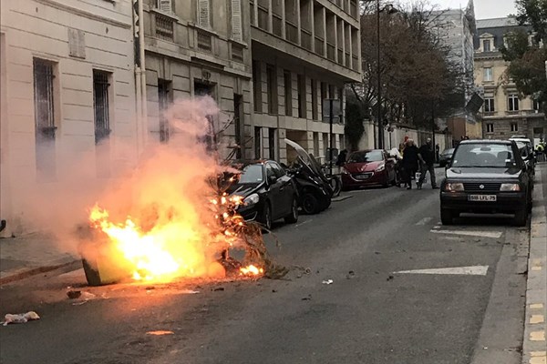 درخواست کمک سفیر سوئد در فرانسه از همسایه&zwnj;ها برای خاموش کردن آتش بیرون سفارت