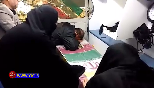 دلتنگی‌های سوزناک مادر شهید مدافع‌حرم در کنار تابوت همرزم فرزندش +فیلم