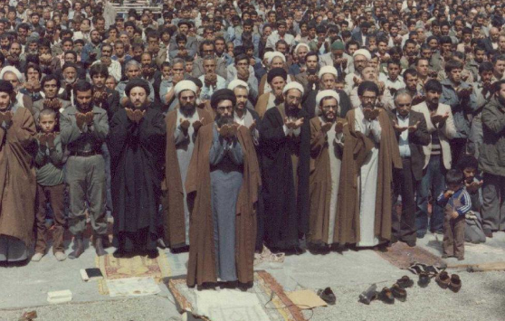 لحظاتی زیبا از حضور رهبر انقلاب در جمع نمازگزاران +فیلم