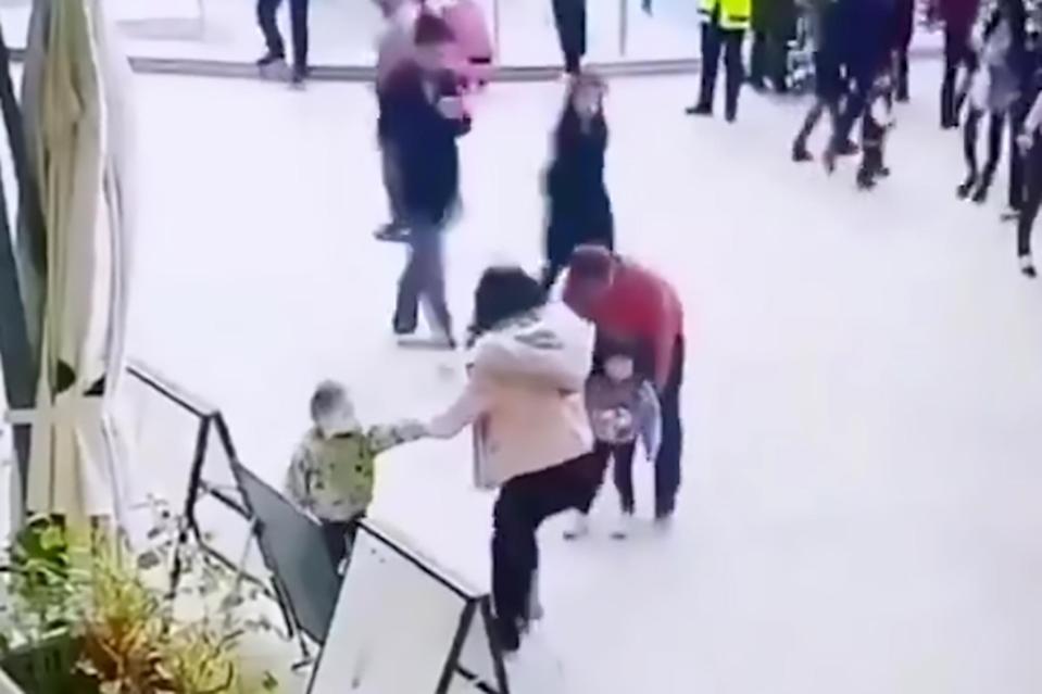 ربودن کودک در مقابل چشمان مادرش! + فیلم//