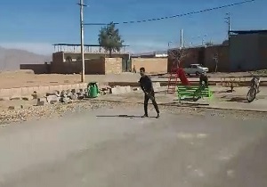 گلایه جوانان "رکن‌آباد" از نبود امکانات ورزشی + فیلم