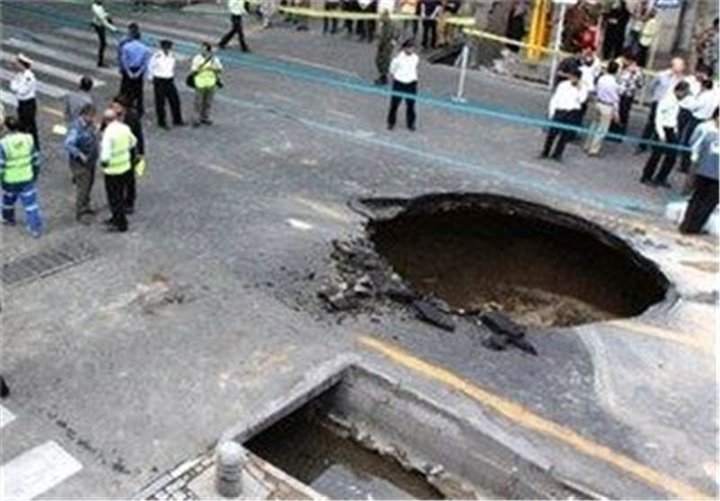 نشست زمین در چهارراه مولوی/ اعمال محدودیت ترافیکی در خیابان مصطفی خمینی