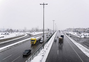 لغزندگی محورهای جنوبی و غربی استان به دلیل نفوذ سامانه بارشی