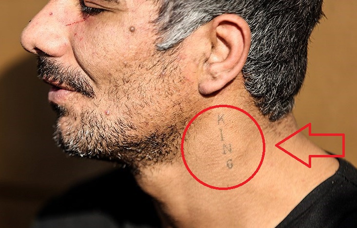 تصویری از خالکوبی سارق شیطان صفت/مرد جنایتکار چه لقبی برای خود روی گردنش حک کرده است؟ تصویری از خالکوبی سارق شیطان صفت/مرد جنایتکار چه لقبی برای خود روی گردنش حک کرده است؟