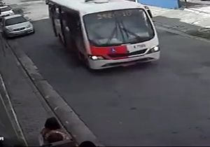 پرت شدن وحشتناک یک مادر و دختر از اتوبوس + فیلم