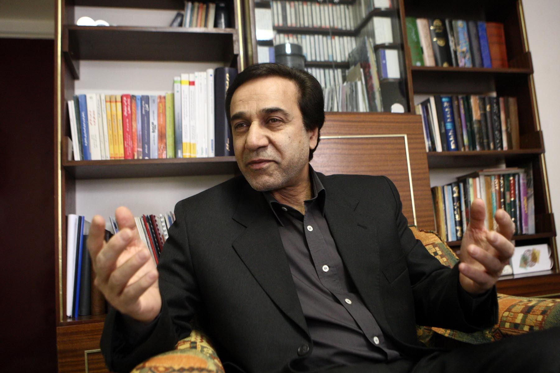تا نفس دارم برای انقلاب و ایران خواهم خواند/ مسئولان از کار&zwnj;های ارزشی چندان حمایت نمی&zwnj;کنند/ دلالان موسیقی هفته&zwnj;ای یک خواننده معرفی می&zwnj;کنند!