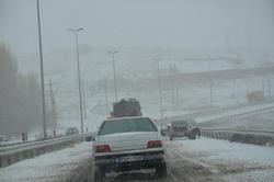 بارش برف و لغزندگی محورهای استان زنجان/استفاده از زنجیر چرخ در گردنه های استان زنجان الزامیست