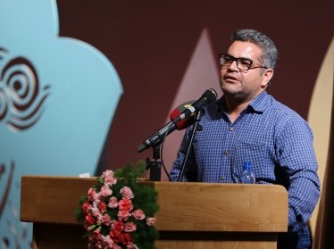 شعارهای انقلابی شعر و برخاسته از اعتقادات دینی مردم بود/ ادبیات انقلابی را ادبیات عدالت خواه و ظلم ستیز می دانم