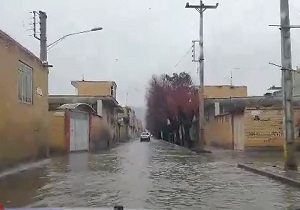 آبگرفتگی خیابان در نجف‌آباد + فیلم